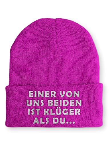 tshirtladen Einer von uns beiden ist klüger als du. Statement Beanie Mütze mit Spruch, Farbe: Pink von tshirtladen