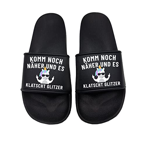 tshirtladen Komm noch näher und es klatscht Glitzer Badelatsche Sandalen Urlaub, Größe: 43 EU von tshirtladen