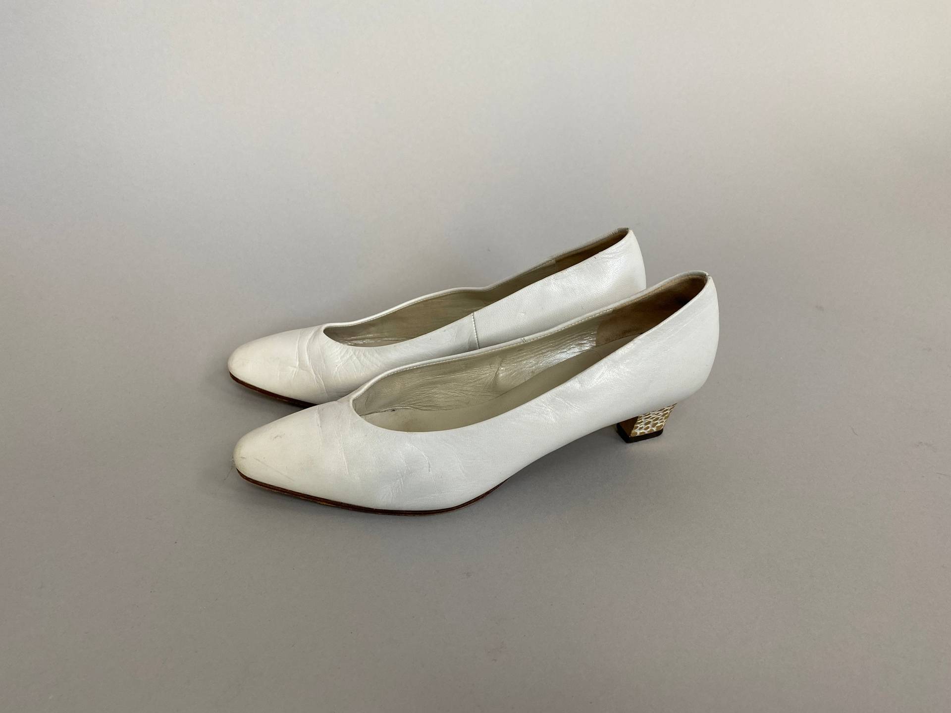 Weiße Lederschuhe Für Frauen Größe 39 Eu | 6, 5 Vintage Weiße Pumps Mit Goldenen Absätzen - Wap39 von whiteaporter