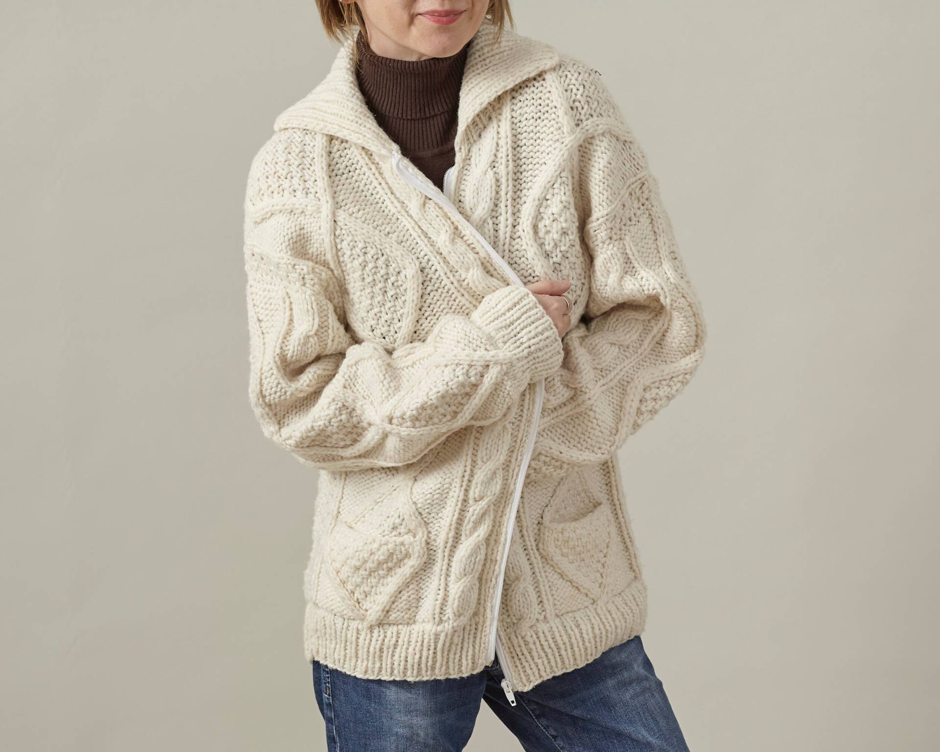 Weiße Wolle Zipper Cardigan Für Frauen Größe M - L | Handgestrickte Strickjacke Aus Dicker Mit Taschen von whiteaporter